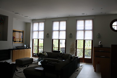 windows in living room with blinds